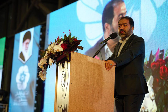 اهداء لوح تقدیر به جناب آقای دکتر اخوان فرید مدیر عامل شرکت داروسازی رها